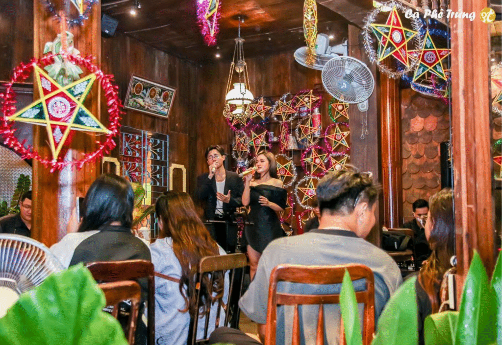 Cà Phê Trứng 3T trang trí đèn lồng, gợi nhớ Trung Thu truyền thống