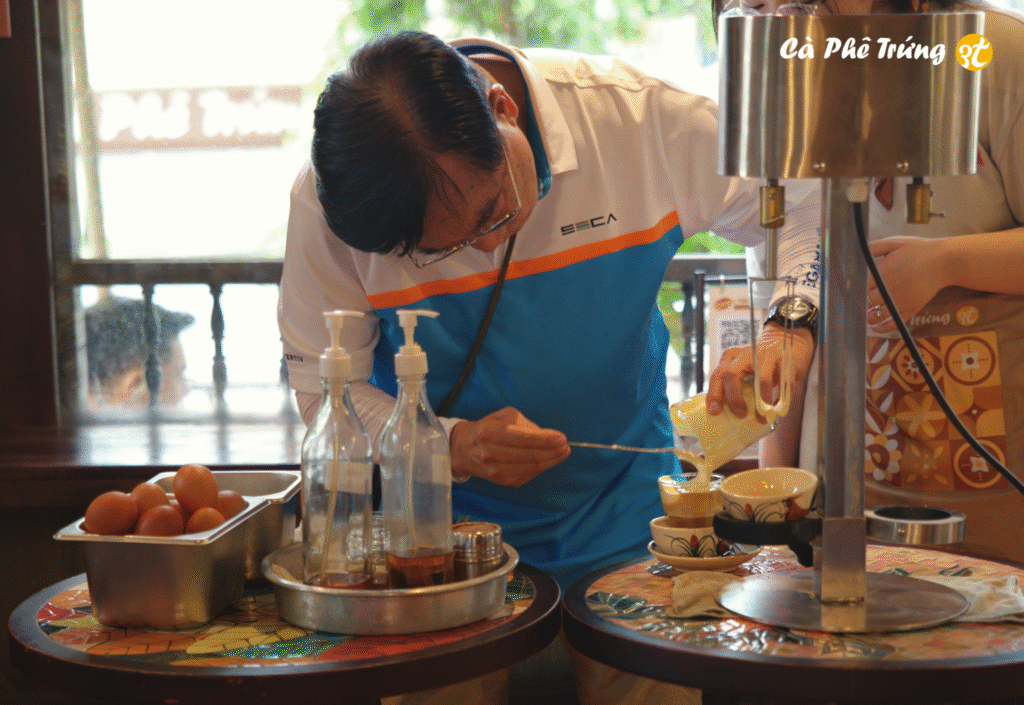  Nguyên liệu pha cà phê trứng truyền thống: cà phê robusta, trứng gà ta, đường và nước sôi