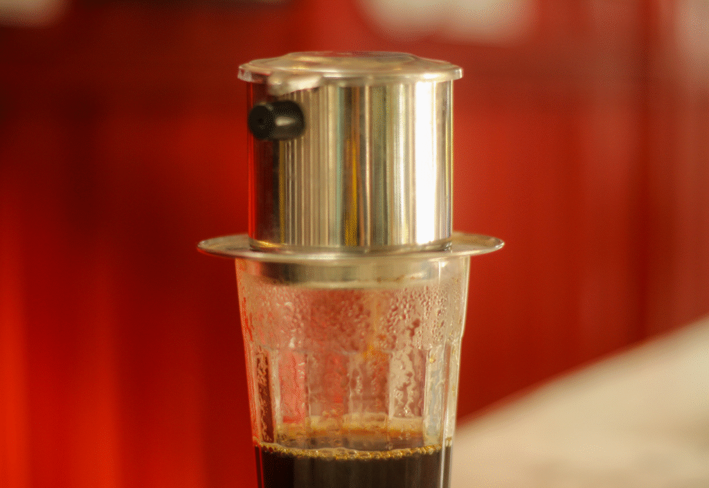 Pha cà phê phin chuẩn truyền thống, nền tảng tạo nên vị đậm đà cho cà phê trứng