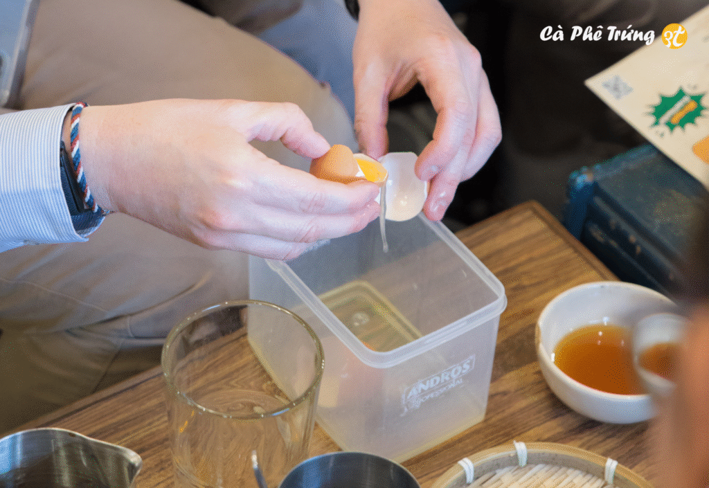 Đánh lòng đỏ trứng với đường đến khi bông mịn, vàng nhạt, bí quyết của cà phê trứng