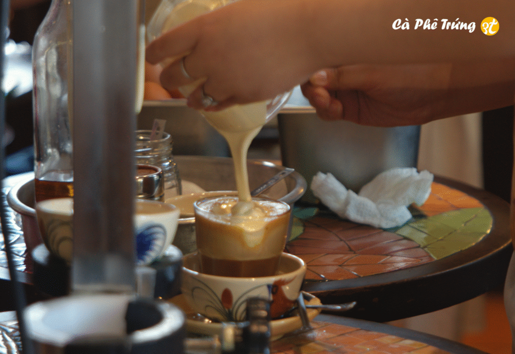Kết hợp cà phê nóng và lớp kem trứng bông mịn,  chuẩn phong cách truyền thống