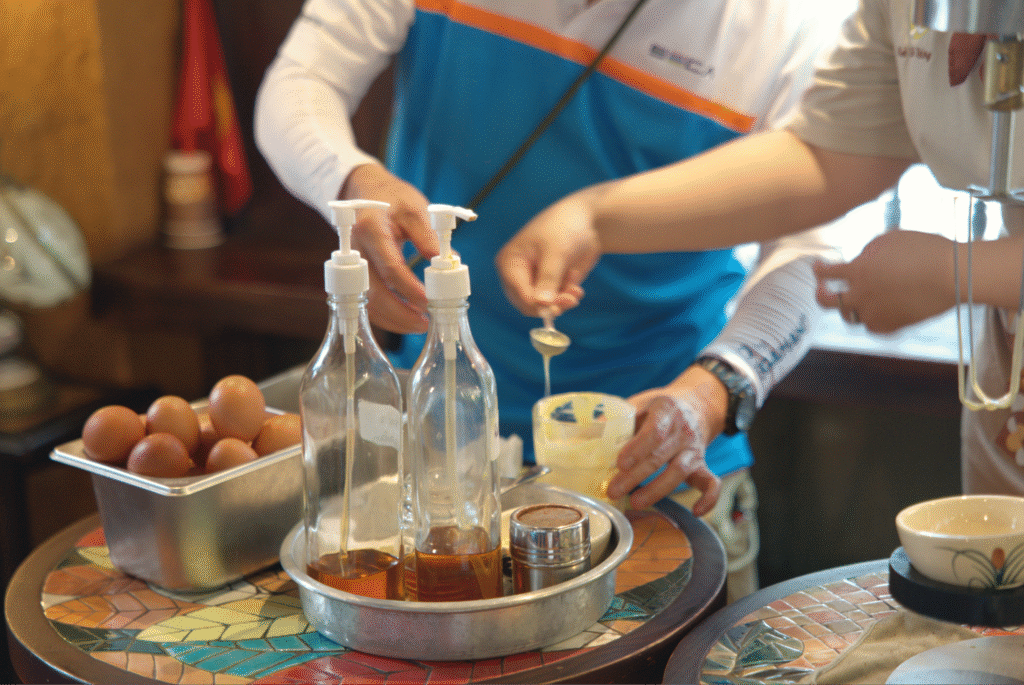 Nguyên liệu chính của cà phê trứng: cà phê, trứng gà, đường hoặc mật ong