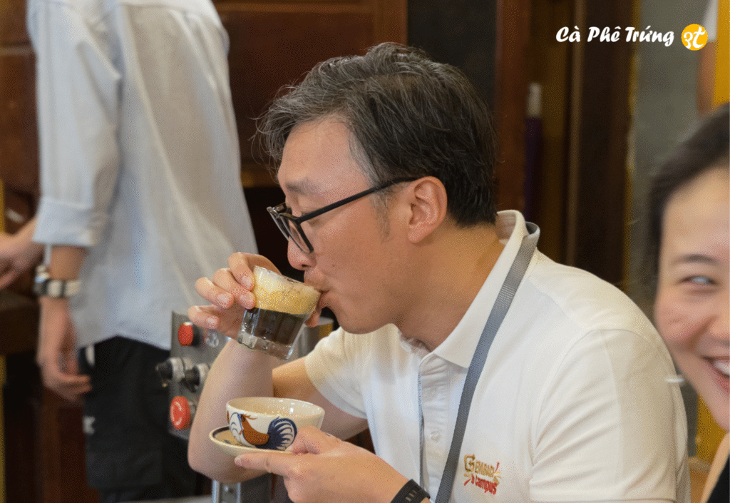 Uống cà phê trứng đúng điệu, nhấp từng ngụm nhỏ để cảm nhận vị đắng và béo hòa quyện