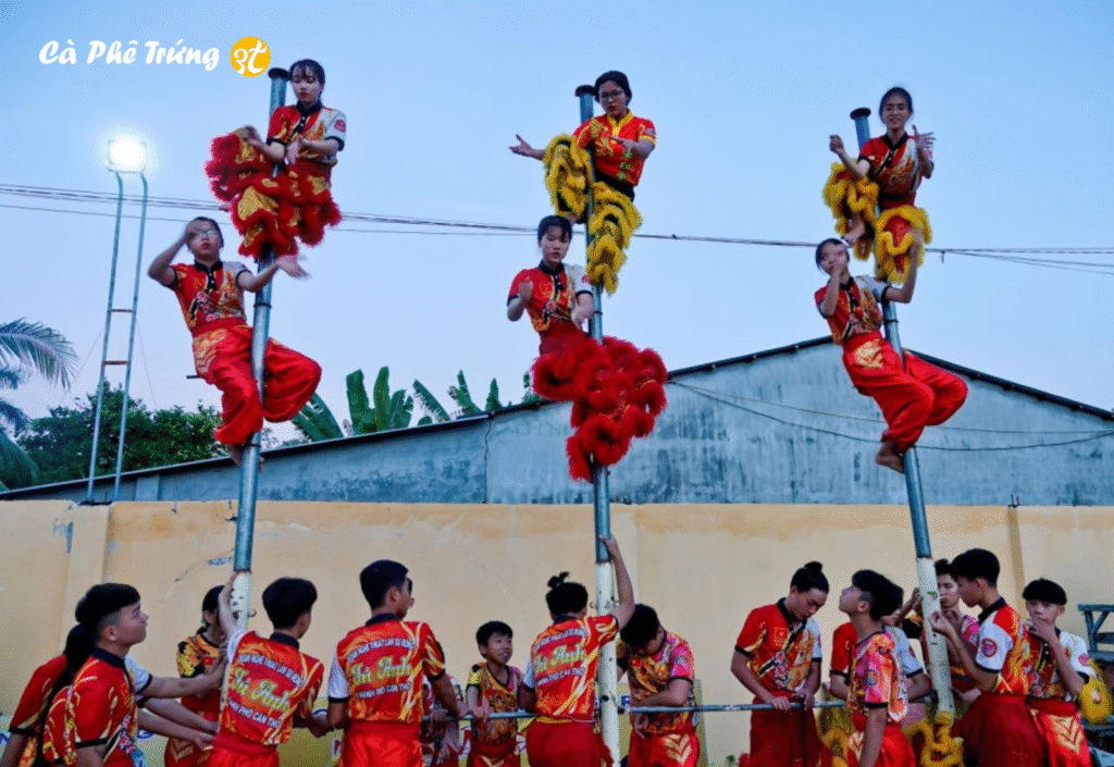 Đội múa lân luyện tập chuẩn bị Trung Thu