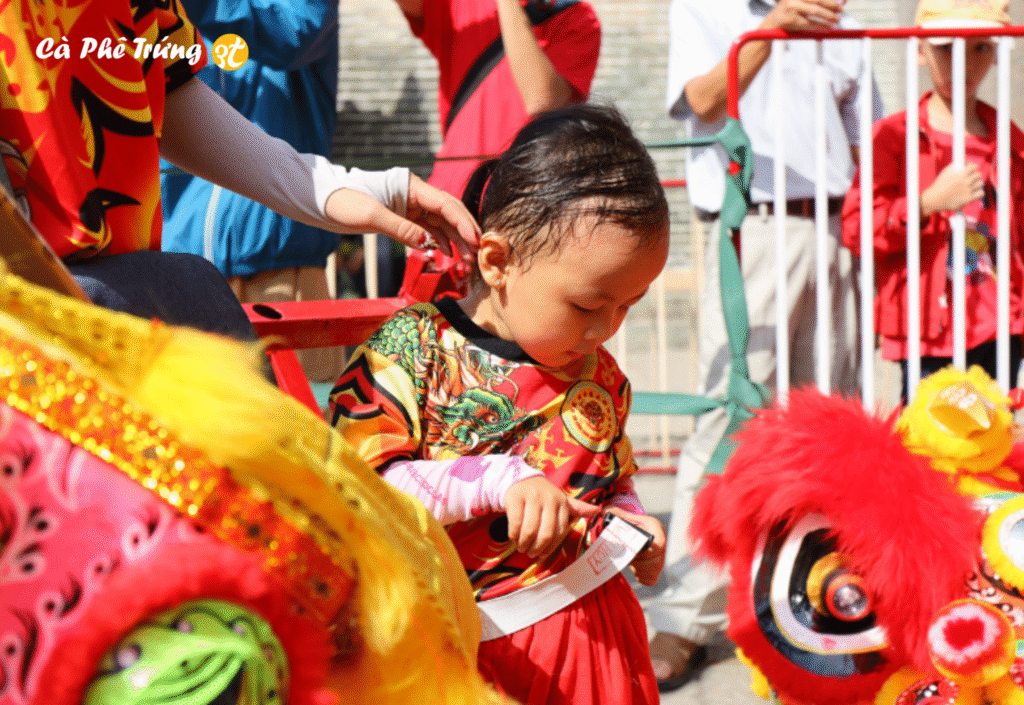 Trẻ em tham gia múa lân, học tinh thần đoàn kết