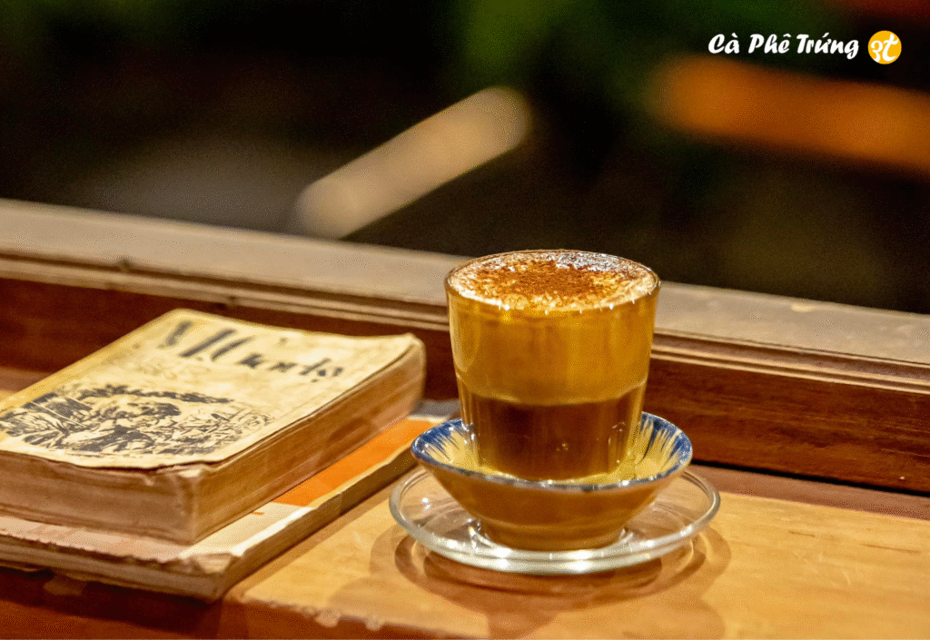 Ly cà phê trứng nóng – hương vị ấm áp, mềm mượt, gợi nhớ Hà Nội xưa