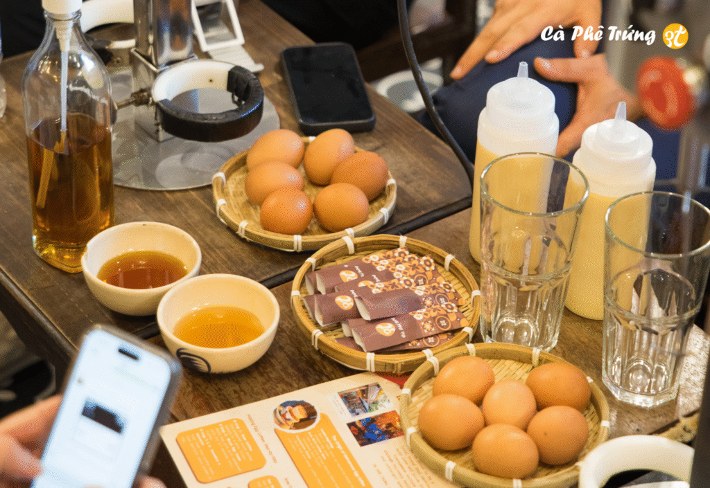 Trứng gà tươi – nguyên liệu quan trọng tạo nên lớp kem mịn của cà phê trứng