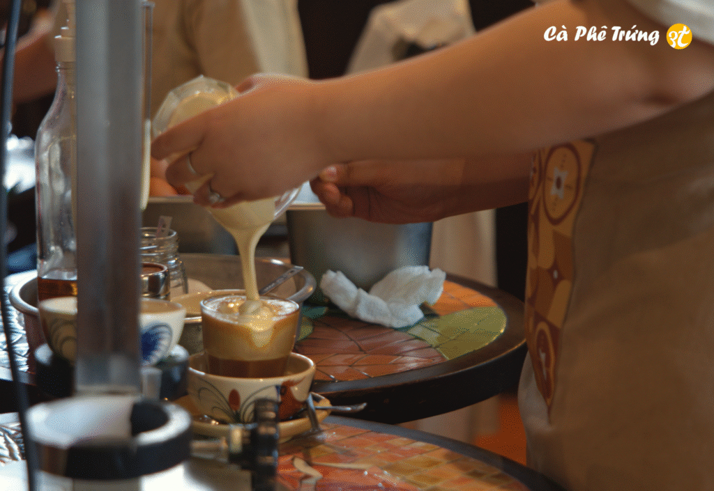 Đánh trứng đúng kỹ thuật để tạo lớp kem mịn, thơm và không tanh cho cà phê trứng