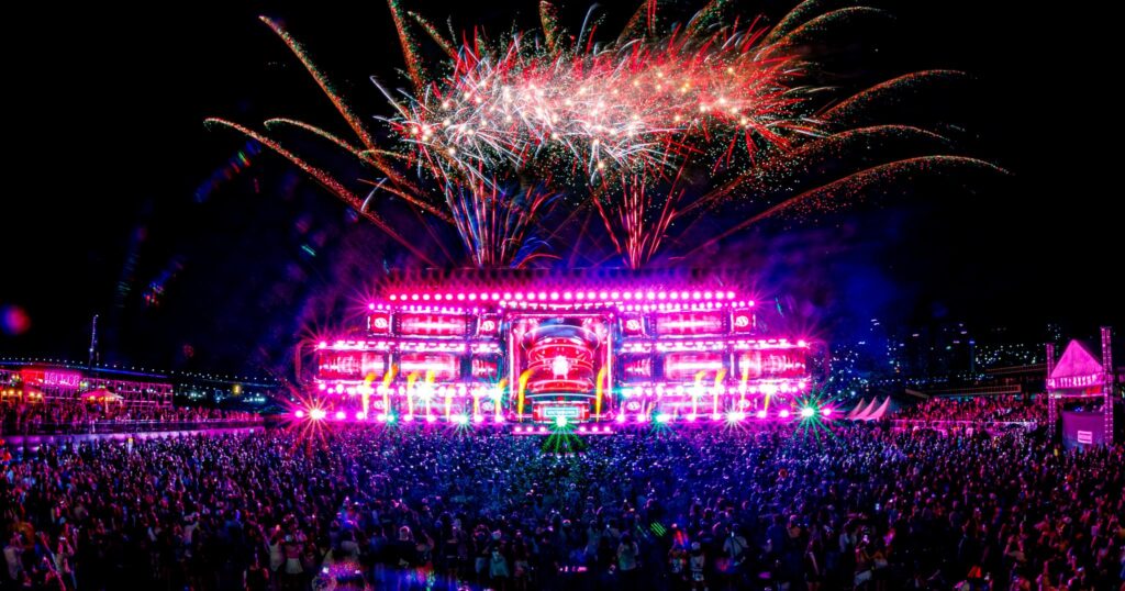 Sân khấu ướt át của các idol K-Pop, V-Pop - một đặc trưng chỉ có tại lễ hội bắn nước waterbomb.