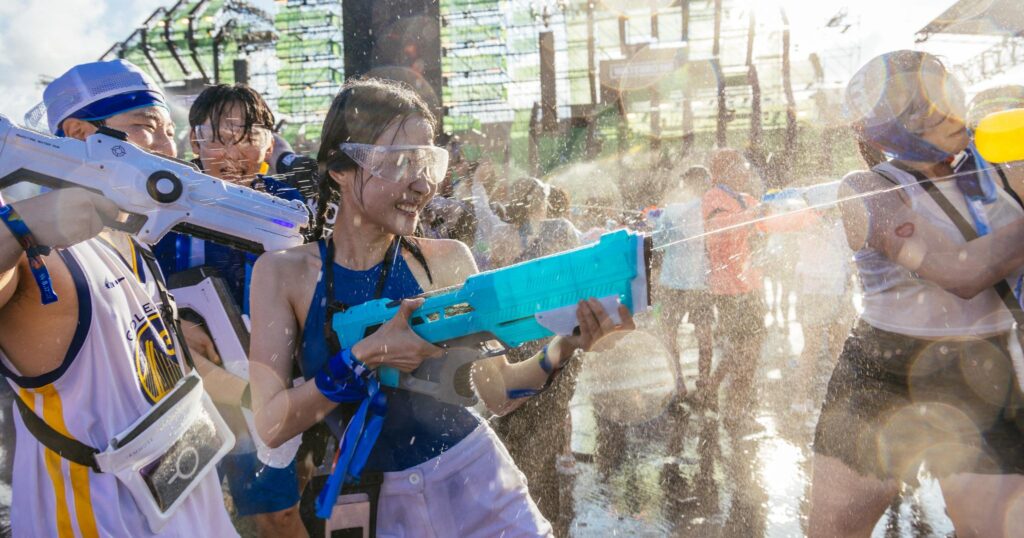 Khán giả tham gia trận chiến nước khổng lồ tại Waterbomb, nơi mọi người "quẩy" hết mình.