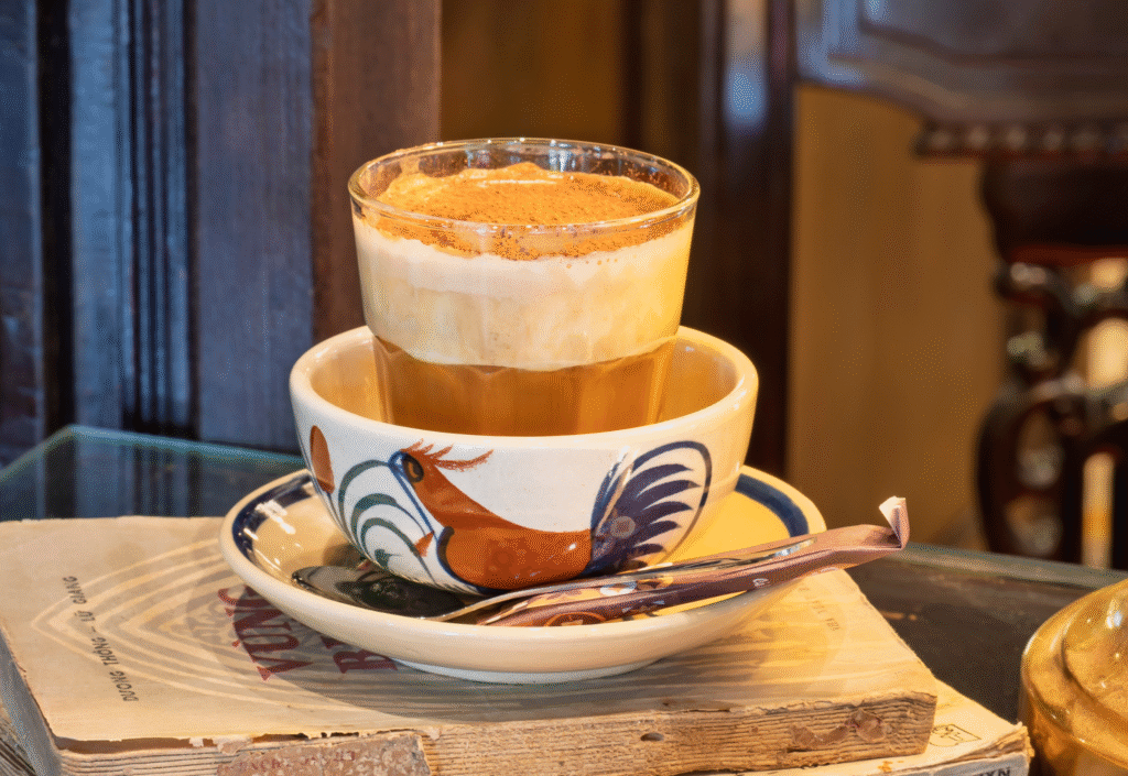 Hương cà phê nồng nàn, thứ hương khiến lòng người dịu lại, như một lời cảm ơn khẽ khàng