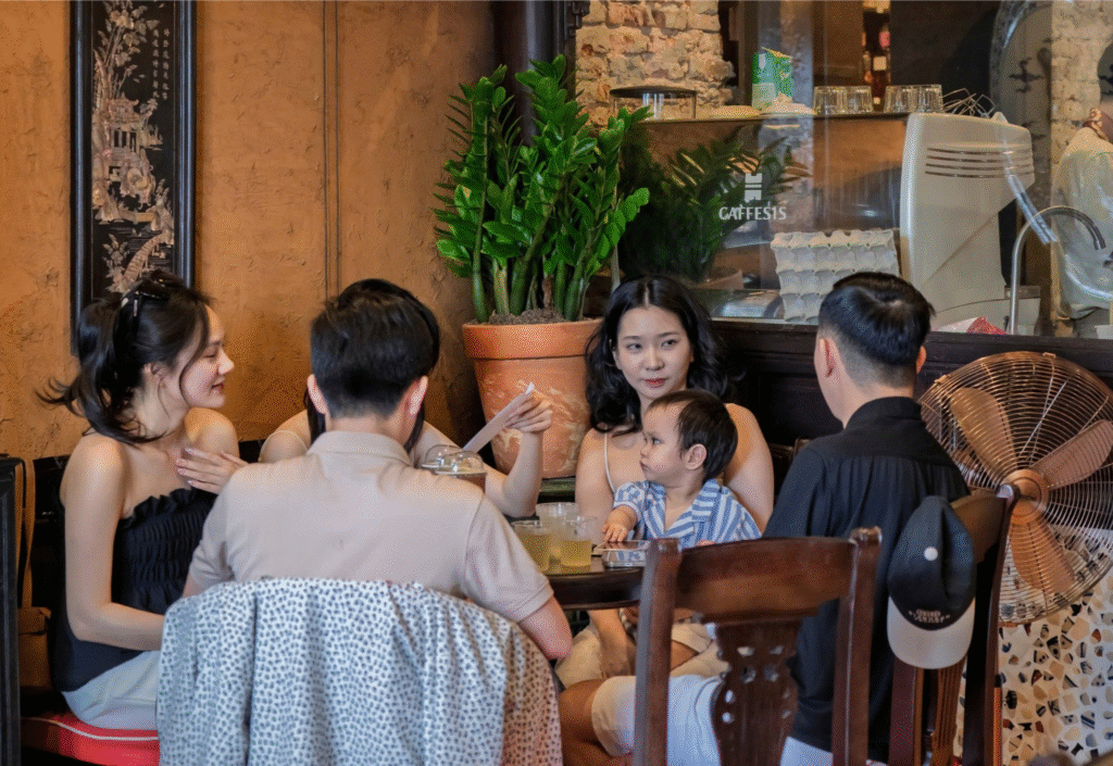 Một khoảnh khắc thư giãn giữa lòng thành phố, nơi cà phê và cảm xúc hòa làm một.