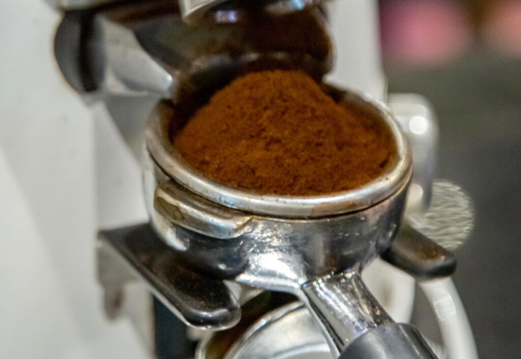 Cà phê pha máy – hiện đại, tinh tế, giữ trọn hương vị nguyên chất.