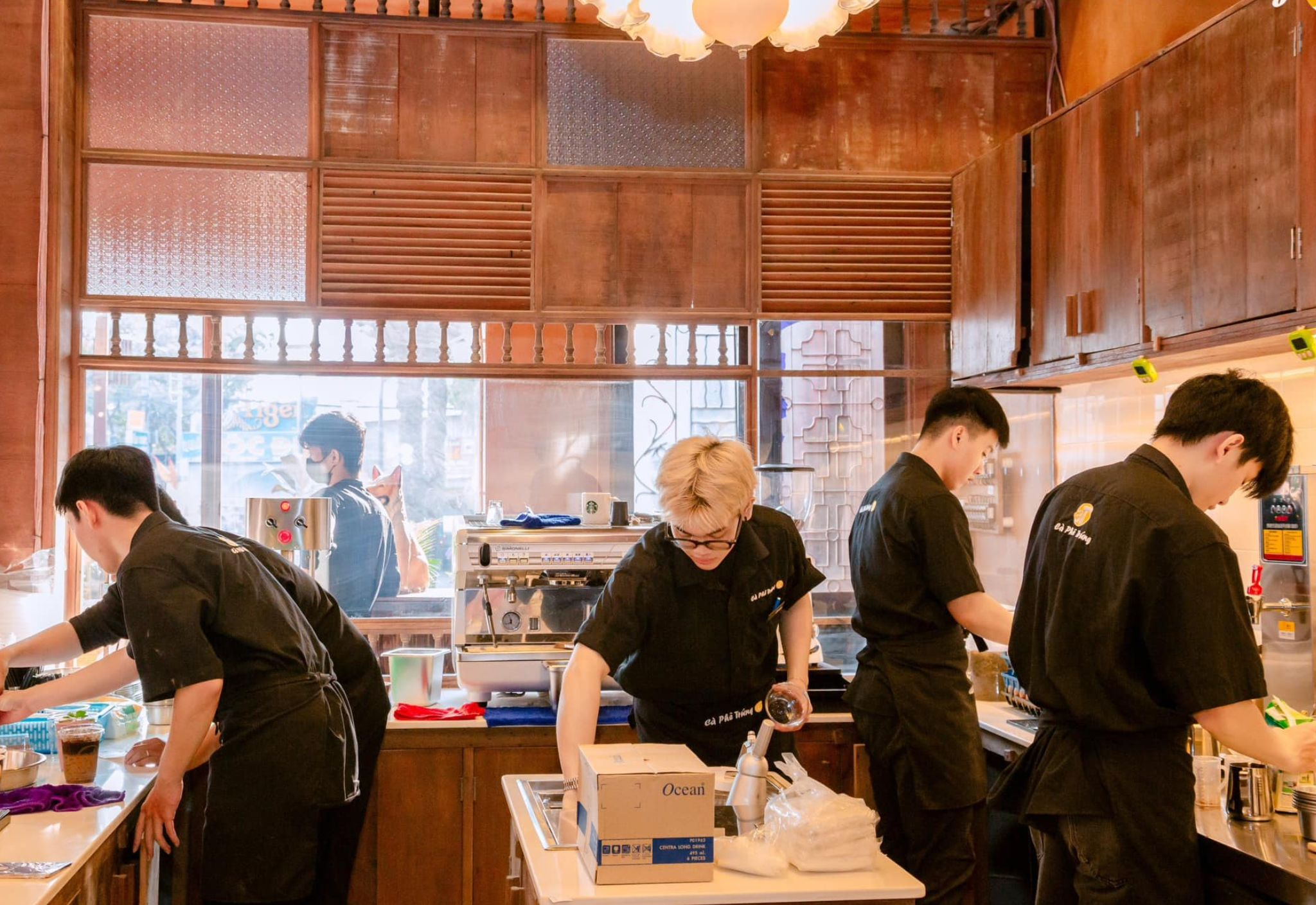 Sự tận tâm trong từng thao tác – để mỗi ly cà phê đều là một trải nghiệm cảm xúc